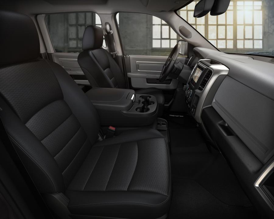 Интерьер Ram 1500 Classic Warlock Crew Cab (DS) 2019 года  (фото 8 из 12)